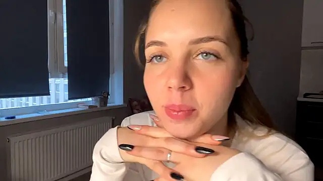 AliceQueenGirl's cam snapshot