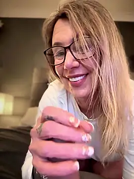 blondebitch2's cam snapshot