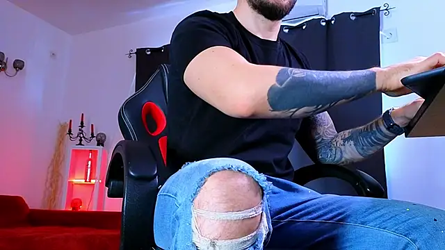 MightyAaron66 live sex cam