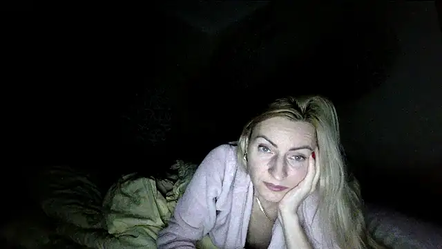 Yourrealgirl's cam snapshot