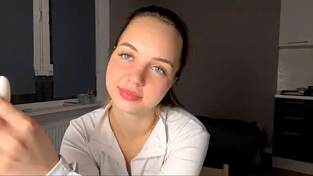 AliceQueenGirl's cam snapshot