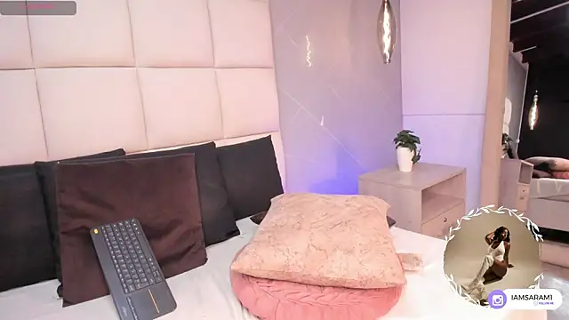 SaraMonroe1 live sex cam