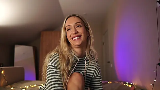 VikkiLustfull live sex cam