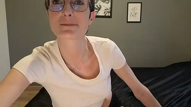 LaureLiveXX's cam snapshot