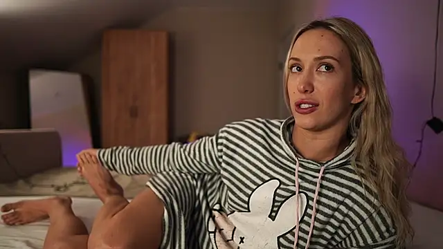 VikkiLustfull live sex cam