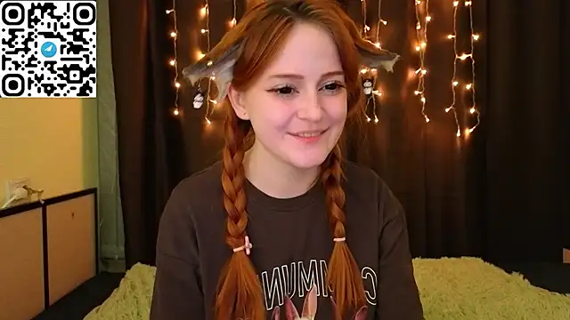 LittleFoxHole's cam snapshot