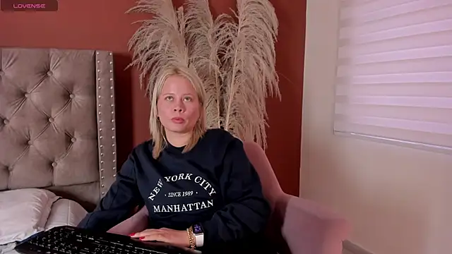 stefanny_ruiz_'s cam snapshot