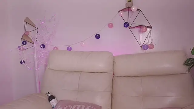 Enola_Holmes_'s cam snapshot