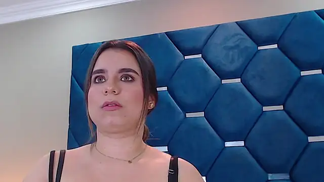 ThaniaJones live sex cam