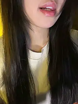 Uyennii02 live sex cam