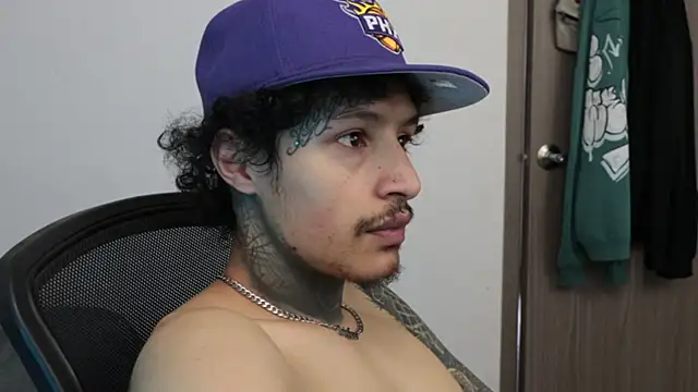 trieone live sex cam