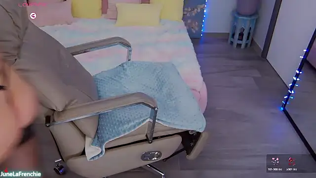 JuneLaFrenchie's cam snapshot