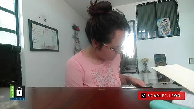 Scarletleon77 live sex cam