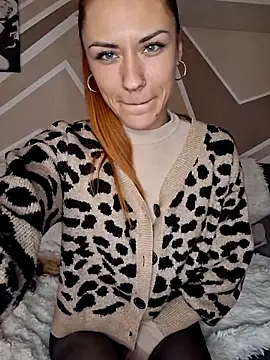 SlimBellaa live sex cam