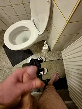 kisbiro77777's cam snapshot