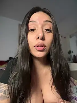 kiaraglam2 live sex cam