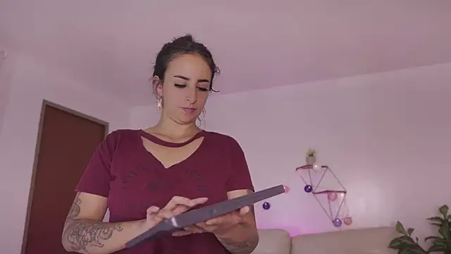 Enola_Holmes_'s cam snapshot