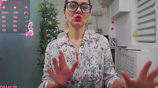 EllaMilf_'s cam snapshot