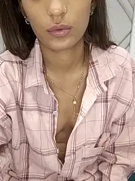 TrendyTales_'s cam snapshot