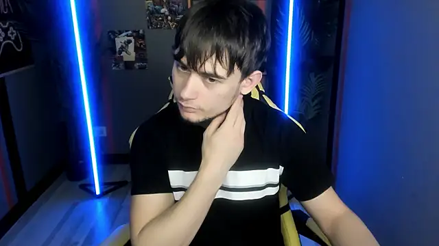 AlejandroEllias live sex cam