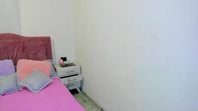 yourlatina_emely live sex cam