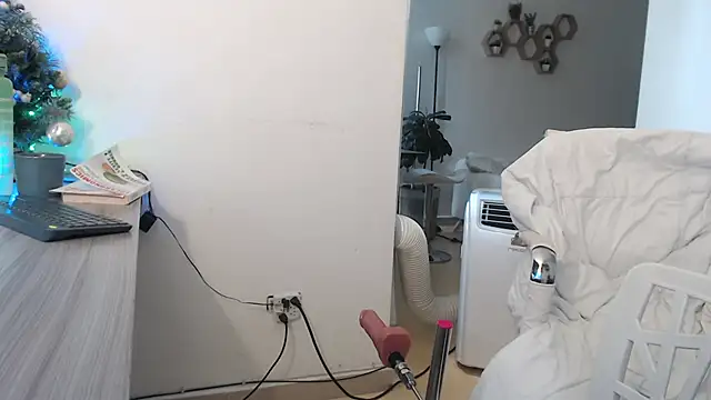 MIYESSI live sex cam