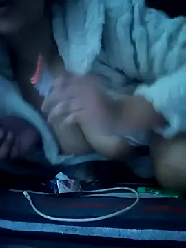 love_bitessss's cam snapshot