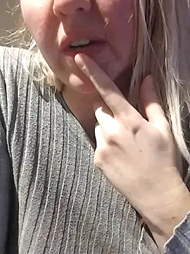 Mllesha74000 live sex cam