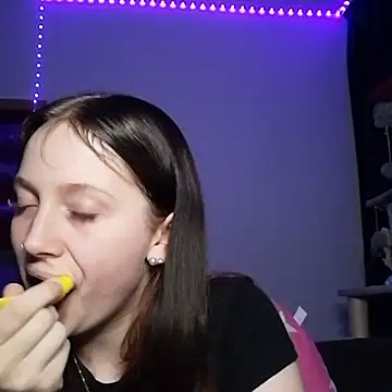 YoungLisaa18's cam snapshot