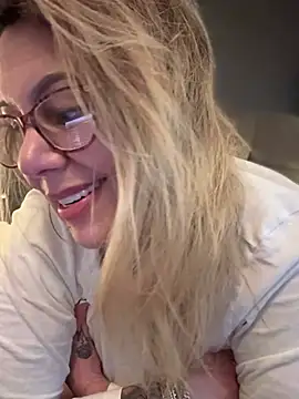blondebitch2 live sex cam