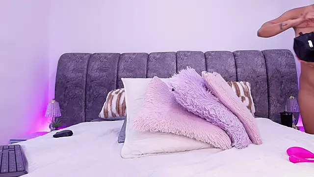 naia_blessed's cam snapshot