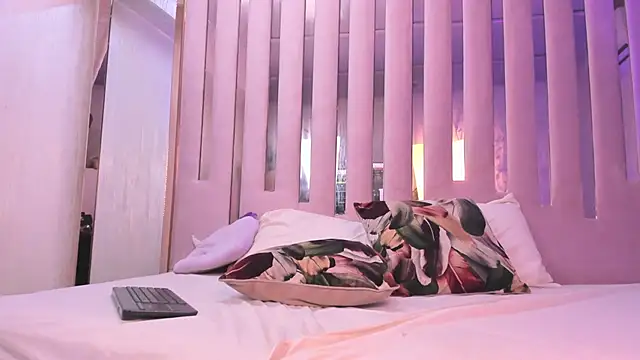 VioletteRoselle's cam snapshot