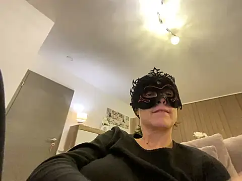 Marilou1983 live sex cam