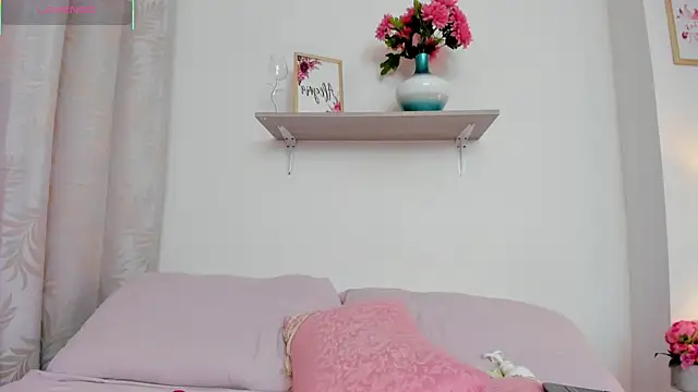 LauraRaider live sex cam