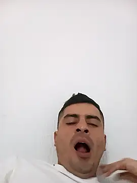 Andr3s69xxx live sex cam