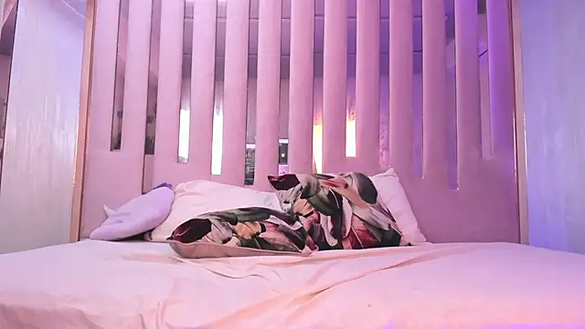 VioletteRoselle's cam snapshot