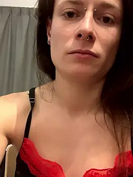 GoldenPussy1329's cam snapshot