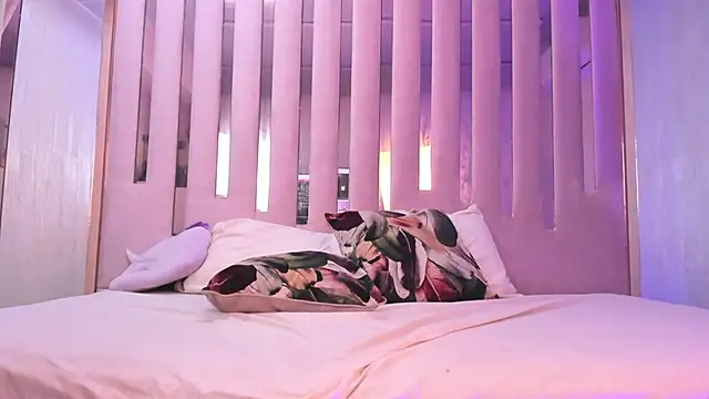 VioletteRoselle's cam snapshot