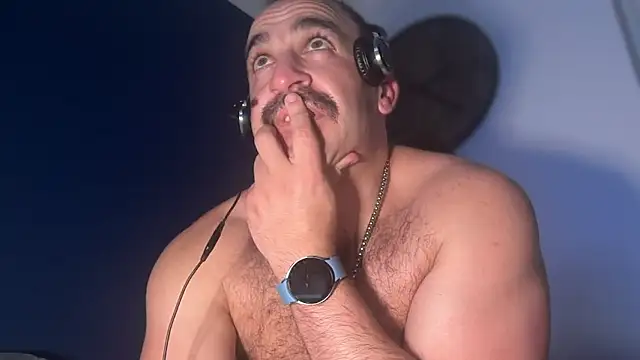 CloudyMuscleBeefy live sex cam