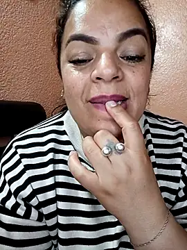 Mia-Glow live sex cam