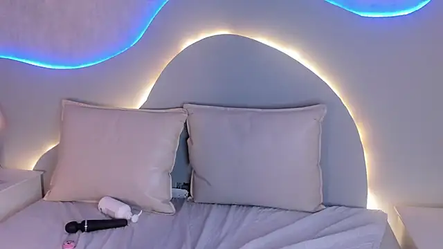 EmiliClarke's cam snapshot