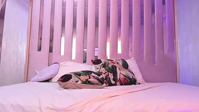 VioletteRoselle's cam snapshot