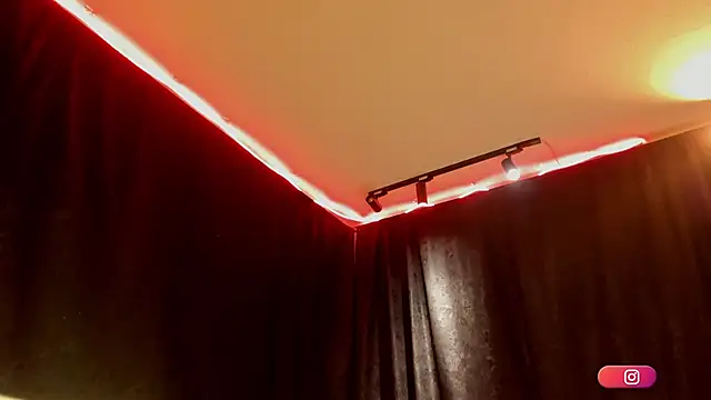 MiaKnox live sex cam