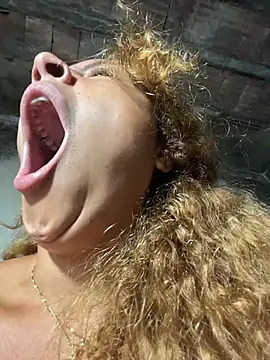 Chloe_Leaozinho's cam snapshot