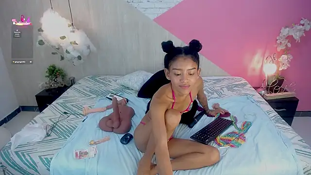 adisson_petite1's cam snapshot