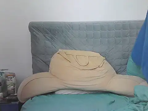 AlphaLatinoBear live sex cam
