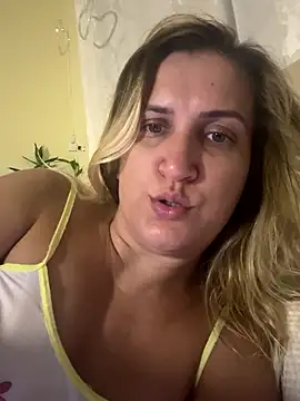 Bia_sexynovaes live sex cam