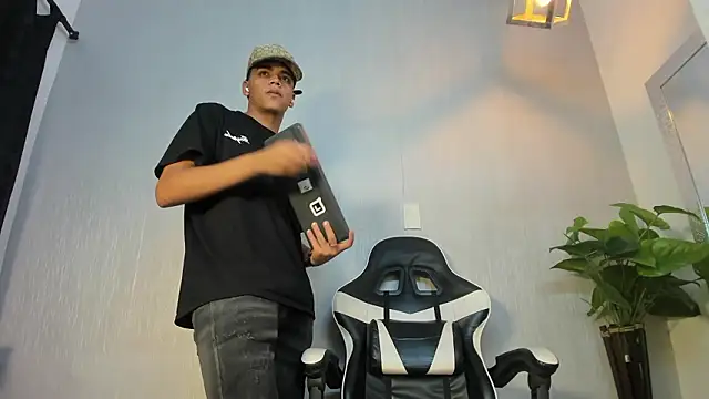 Isaac_Collins_ live sex cam