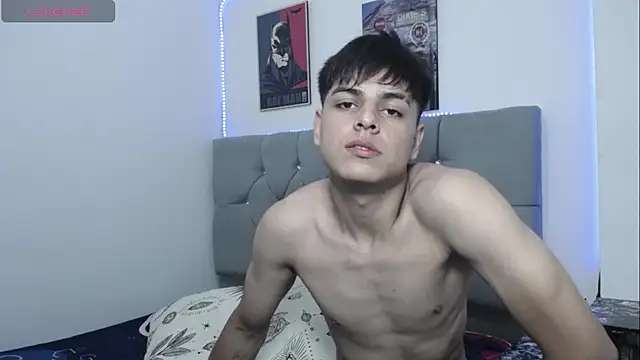 Loganjhonson19 live sex cam