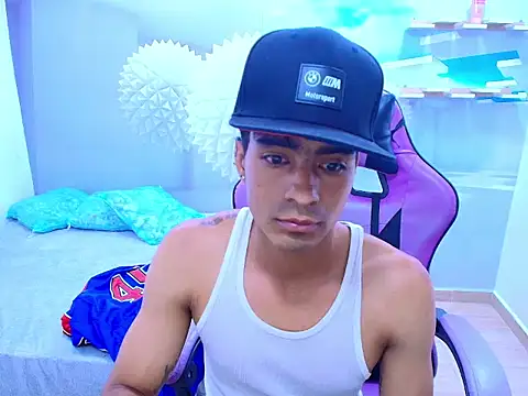 Aaron-00 live sex cam